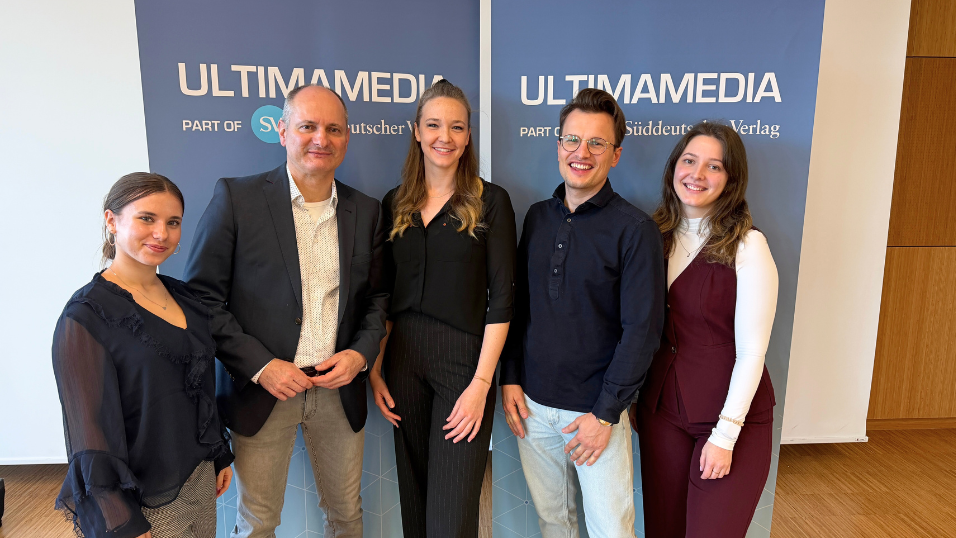 Das Team von Ultima Media Germany - Maya, Holger, Daireen, Jona & Vicky (von links nach rechts)