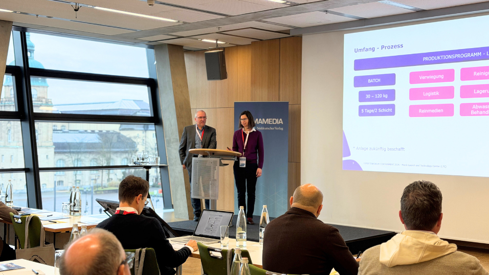Dr. stephan Saal & Laure Serdaroglu von Merck Group auf der Bühne und halten einen Vortrag zur Enstehung der LTC-Produktion 
