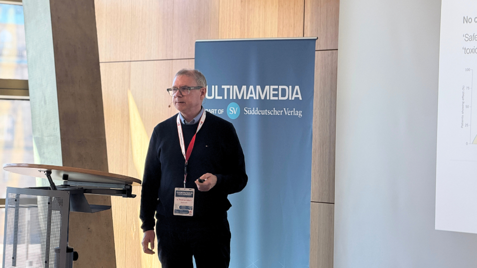 Dr. Thomas Adam auf der Bühne und trägt seinen Vortag "Containment und Reinigung in der chemischen Entwicklung vor