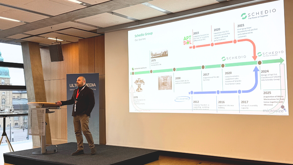 Mattia Wiedemeier von Schedio Group Holding SA stehtauf der Bühne und hält seinen Vortrag zum Thema Battery goes Containment